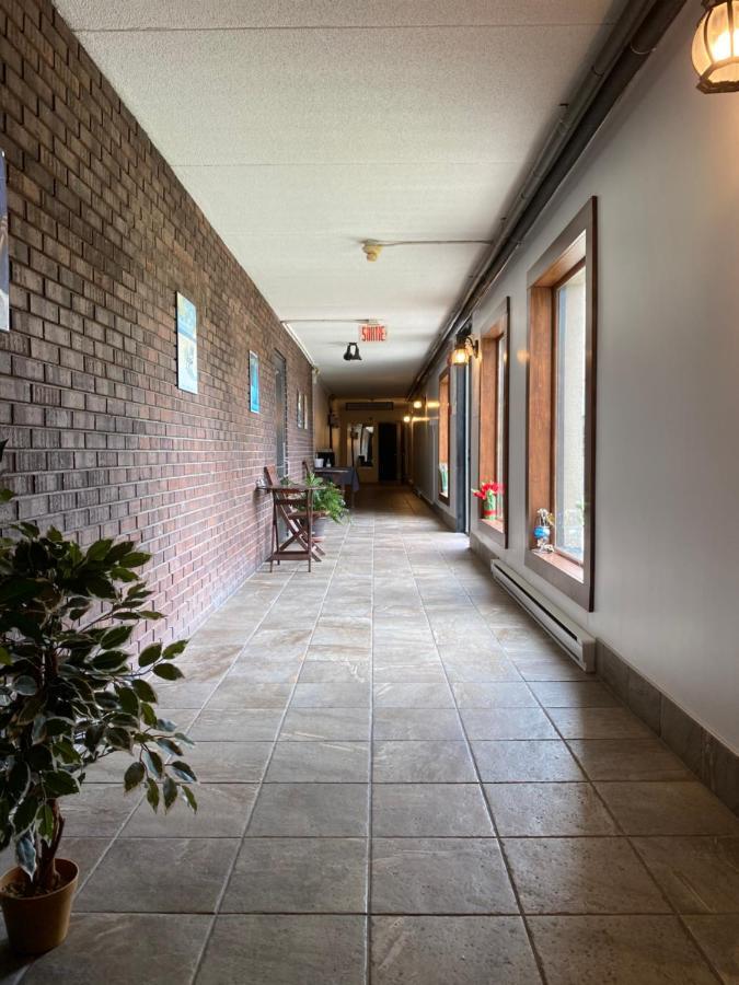 Motel St-Eustache Сент-Эсташ Экстерьер фото